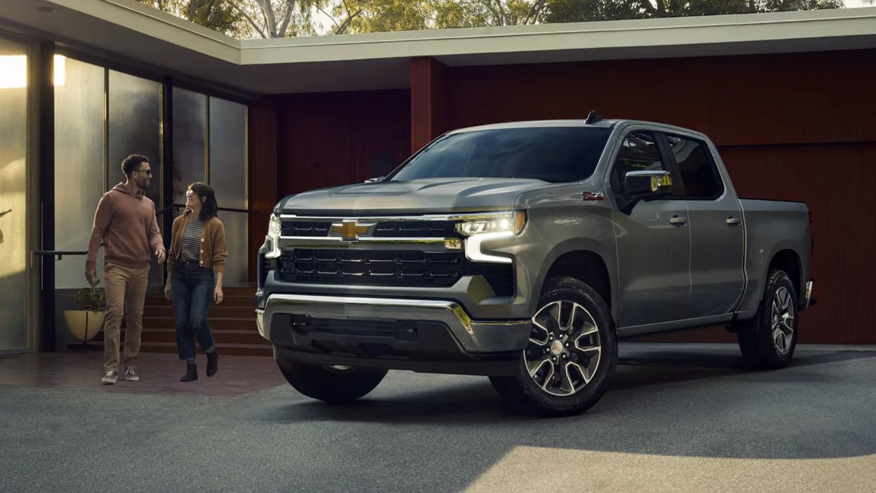 Vue latérale avant d'un Chevrolet Silverado 1500 2026