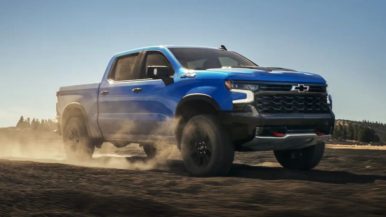 Vue latérale avant d'un Chevrolet Silverado 1500 2026
