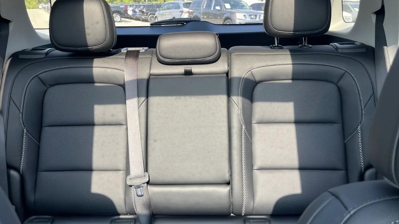 Vue de trois-quarts du GMC Terrain 2026 stationné