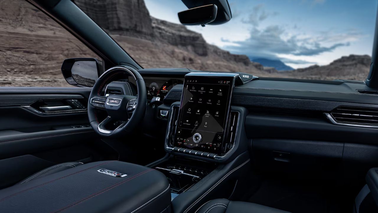 Vue de l'habitacle et du tableau de bord d'un GMC Yukon 2026