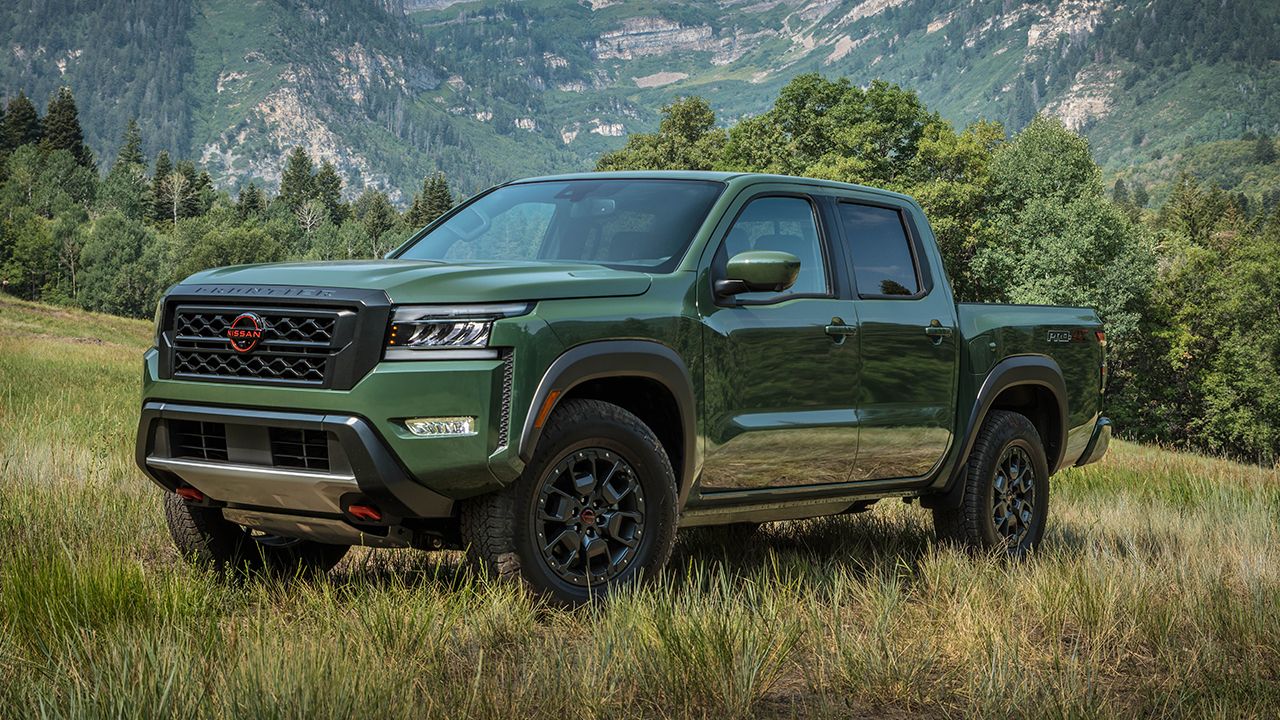 Vue 3/4 avant et latérale du Nissan Frontier 2022 en montagne