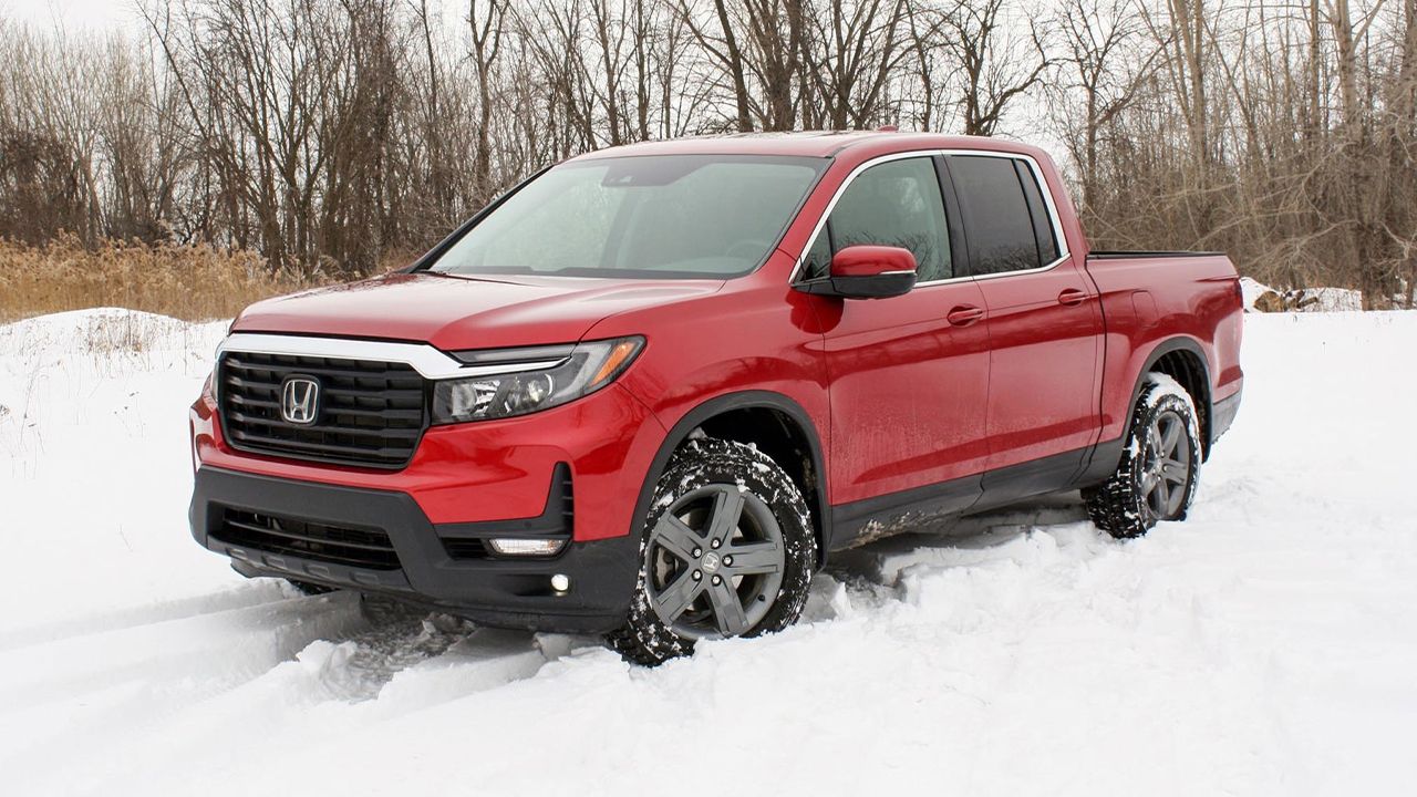 Vue 3/4 avant et latérale du Honda Ridgeline 2022 dans la neige