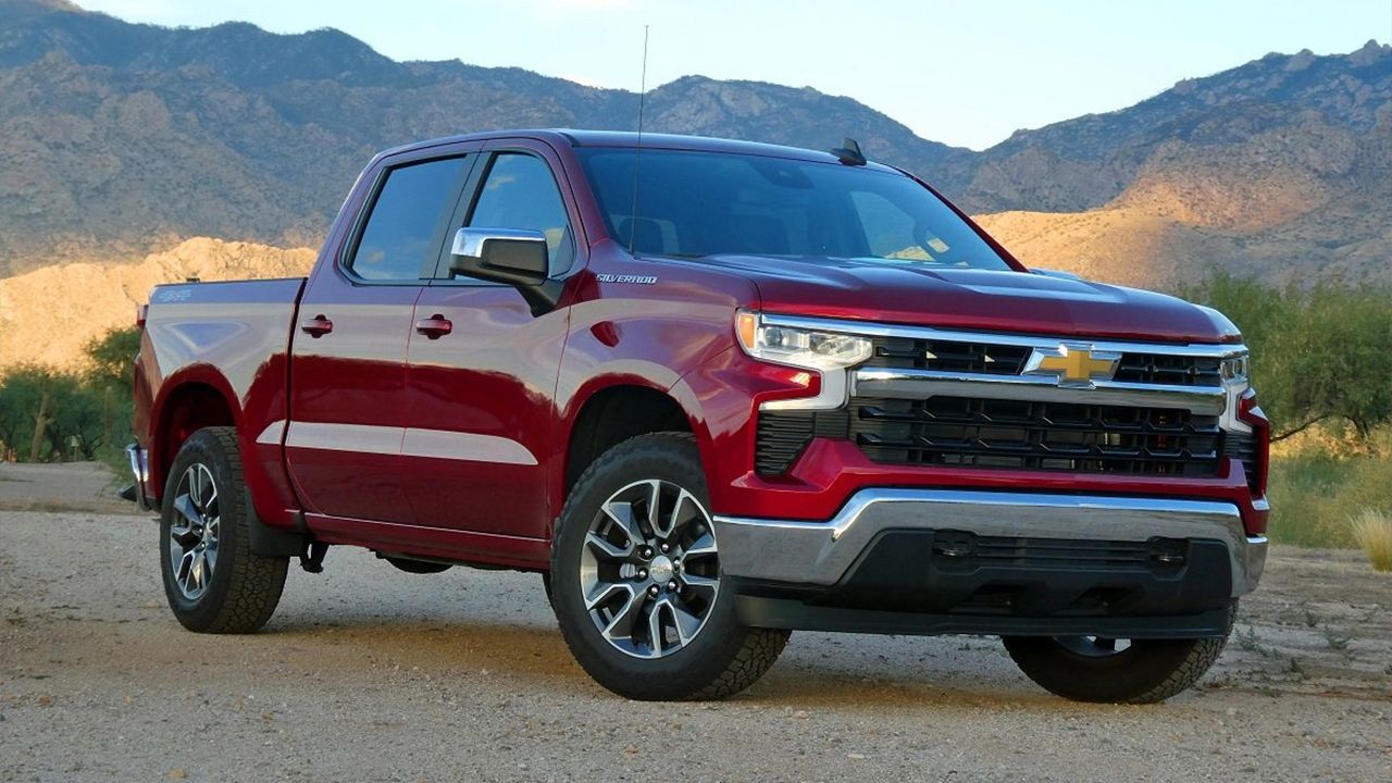 Vue 3/4 avant et latérale du Chevrolet Silverado 1500 2022 sur un chemin de sable