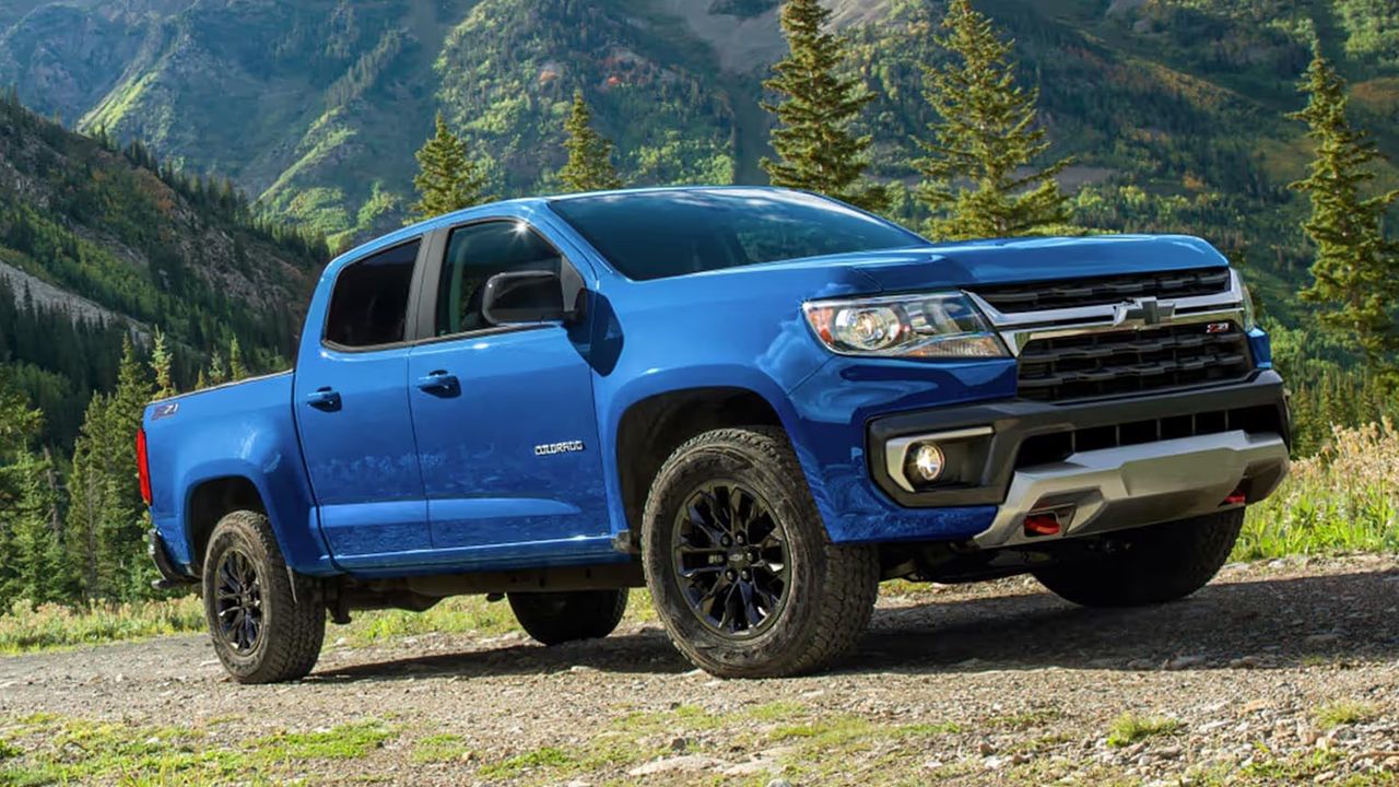 Vue 3/4 avant et latérale du Chevrolet Colorado 2022 sur un chemin escarpé en montagne