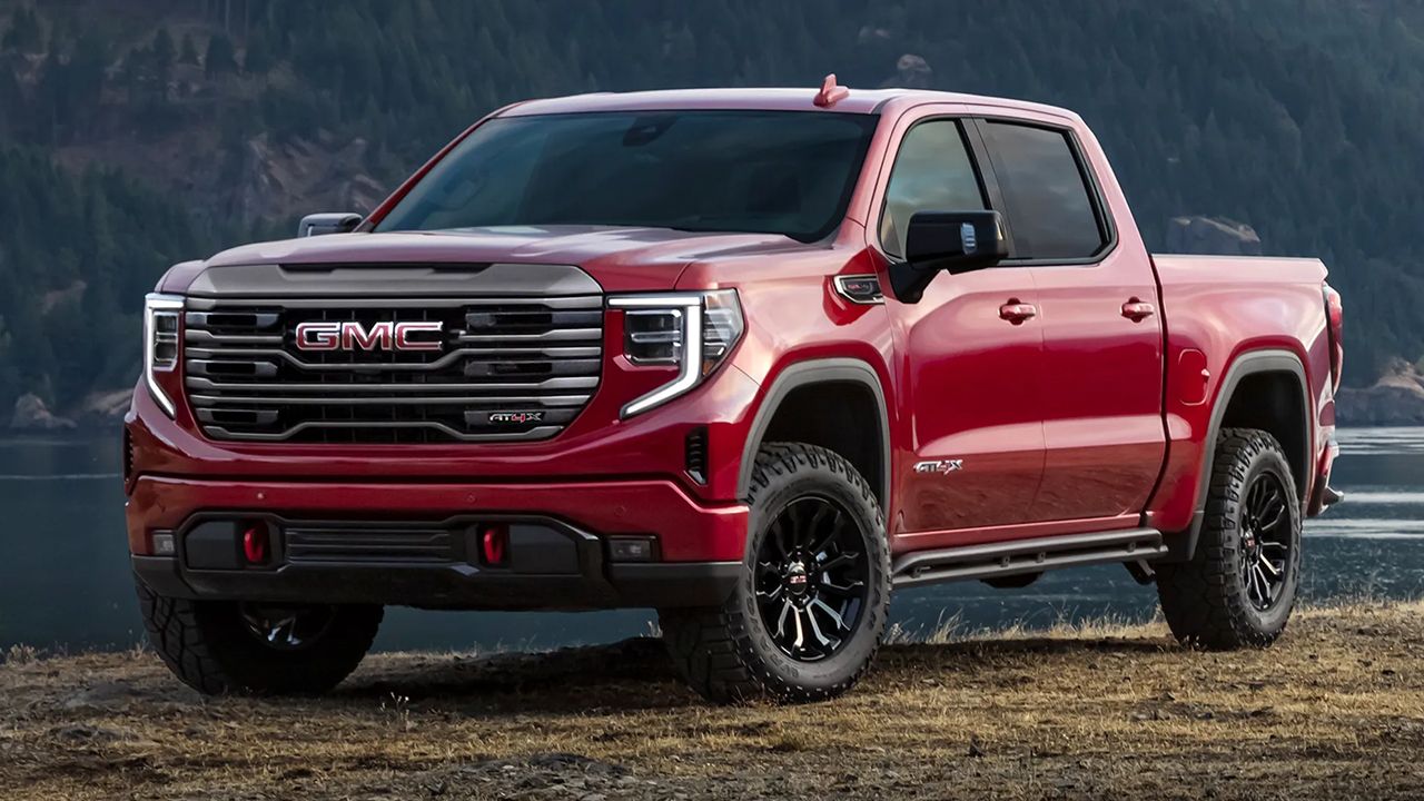 Vue 3/4 avant et latérale du GMC Sierra 1500 2022 au bord d’un lac