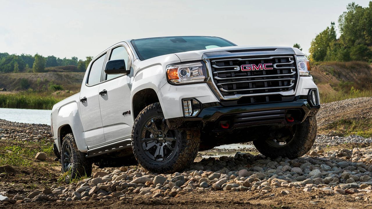 Vue 3/4 avant et latérale du GMC Canyon 2022 sur un chemin rocheux