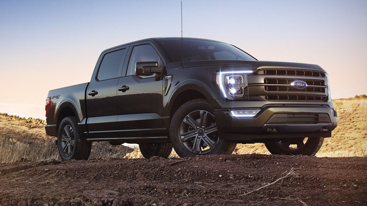 Vue 3/4 avant et latérale du Ford F-150 2022 sur un chemin de terre