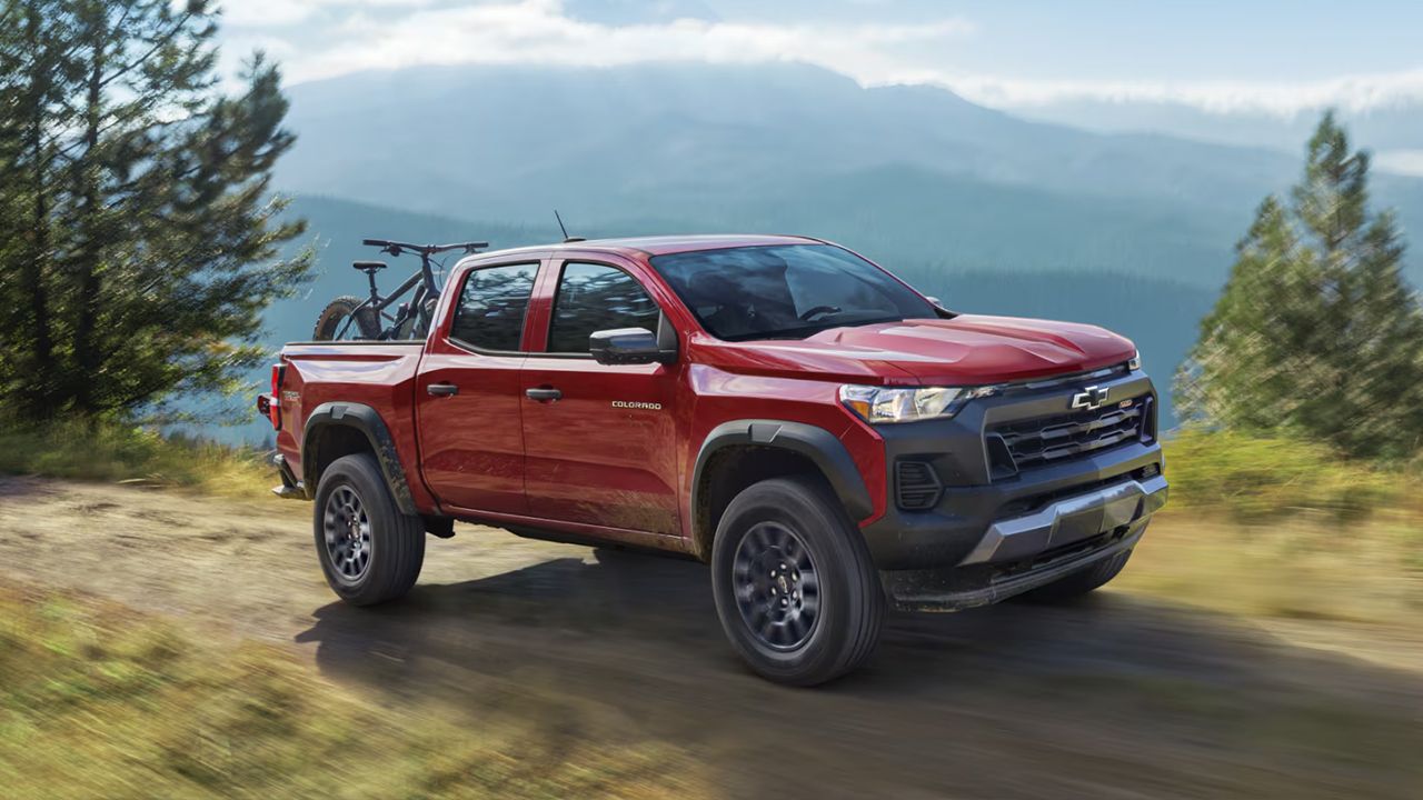 Chevrolet Colorado 2026 sur une route de terre