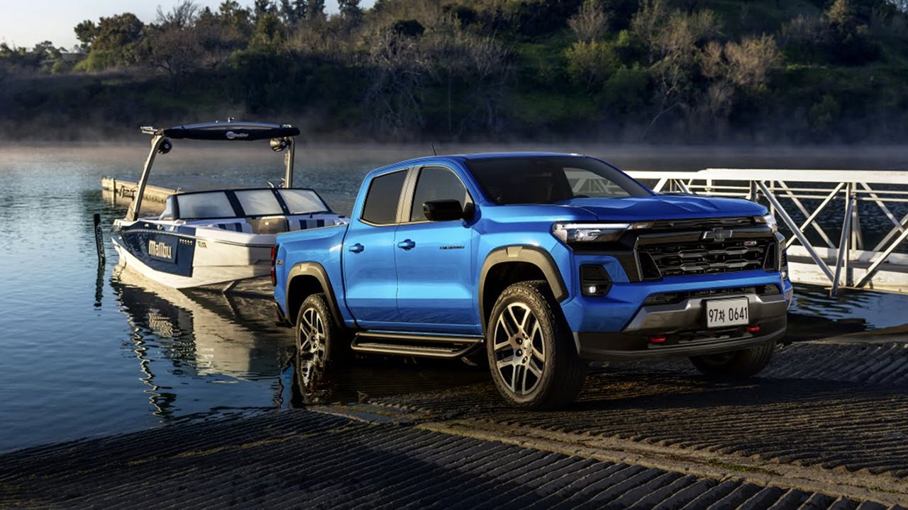 Chevrolet Colorado 2026 sortant un bateau de l'eau