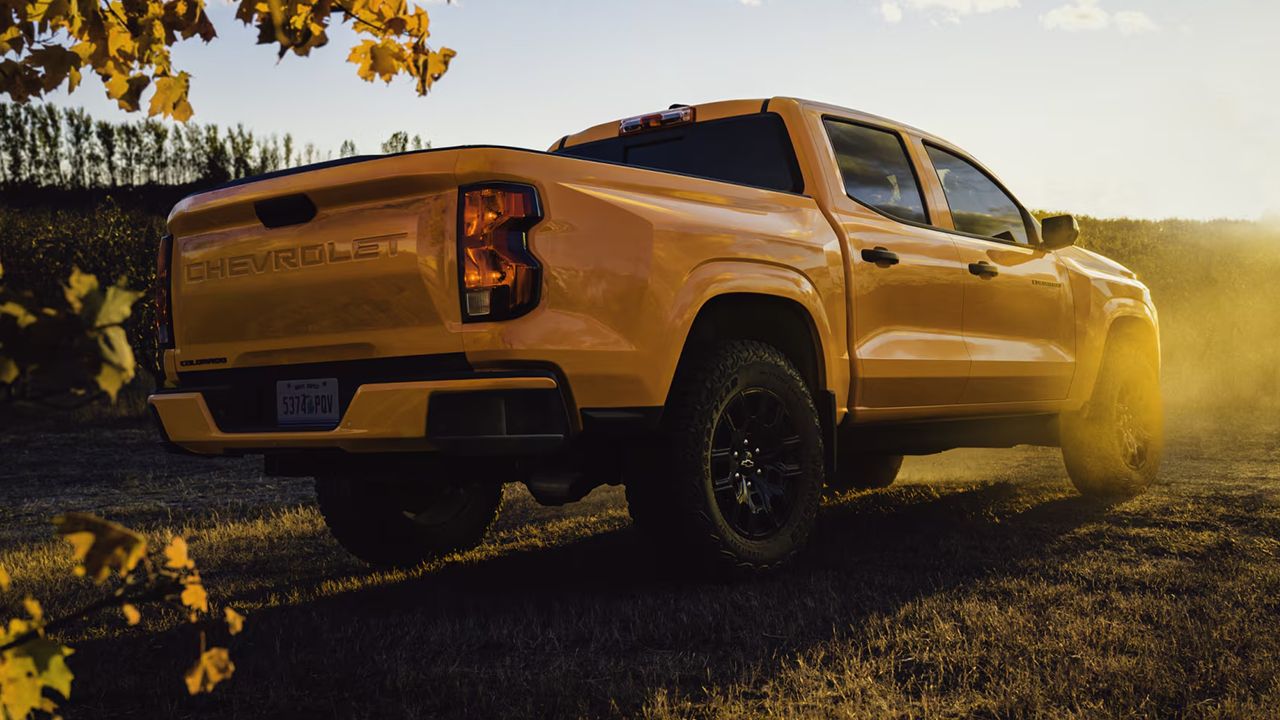 Vue arrière du Chevrolet Colorado 2026 dans un champ